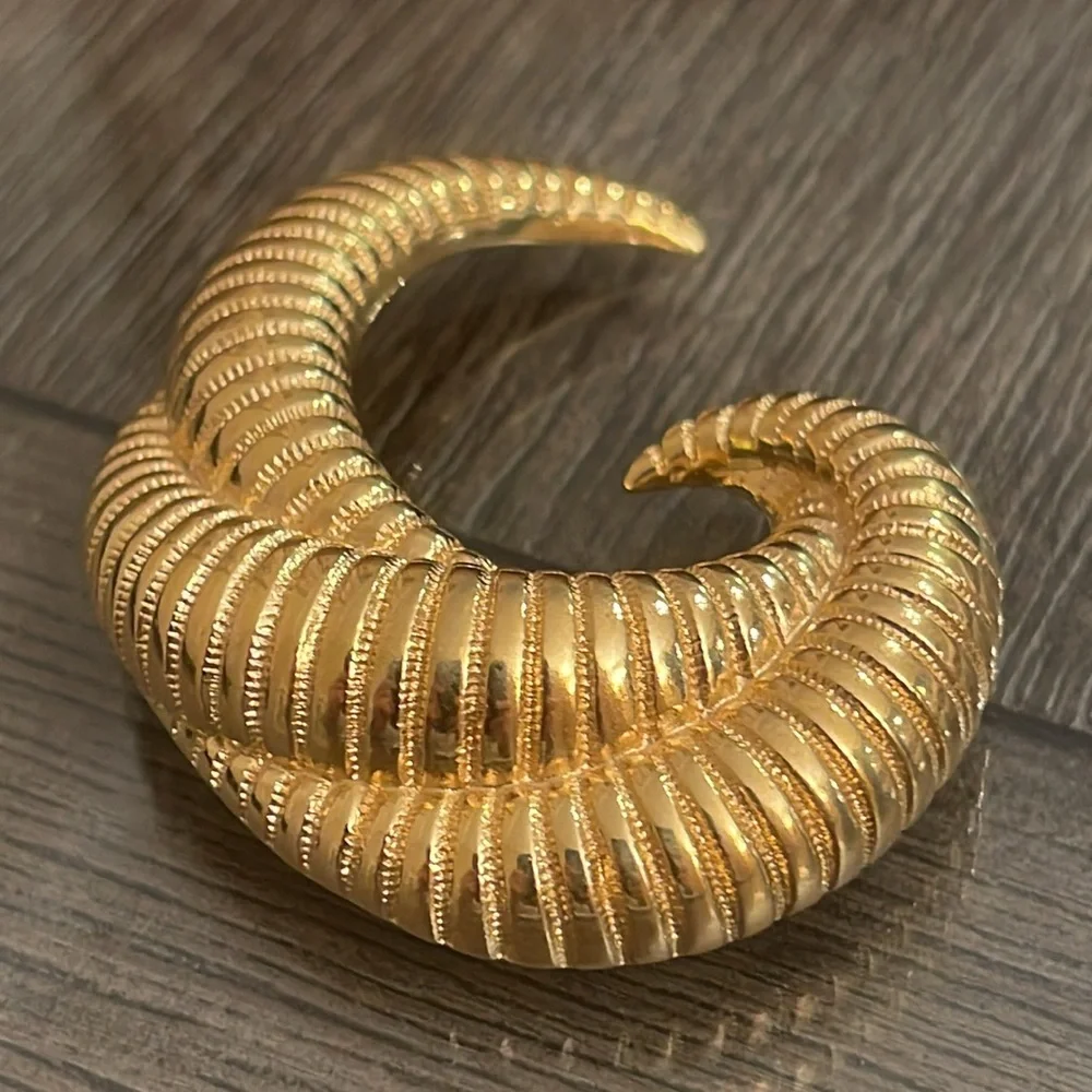Vintage Monet Gold-tone Ribbed Swirl Brooch - Pin